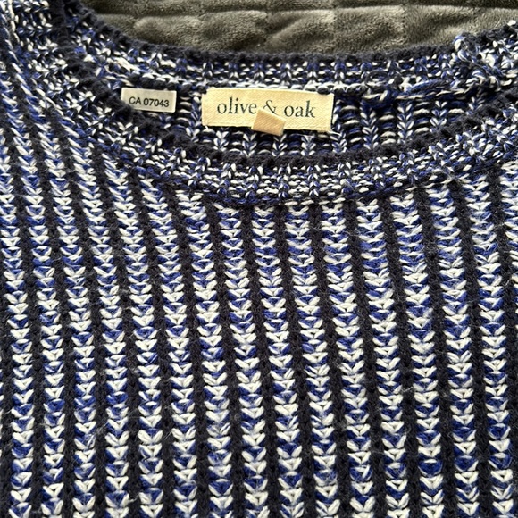 Black, white and navy blue, long sleeve, small slit on the sides :) - Picture 3 of 4